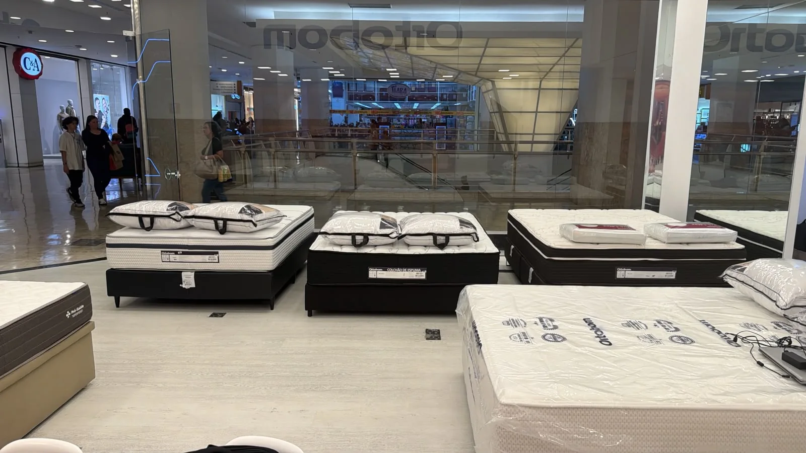 Interior da Ortobom Shopping Penha com colchões expostos